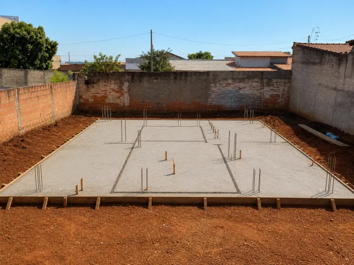 Fundação em radier pronta para receber a estrutura da casa.